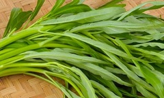 Ba không khi ăn rau muống