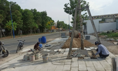 Đi bộ dưới lòng đường vì vỉa hè đang thi công có bị phạt không?