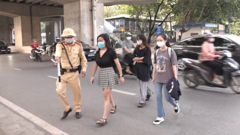 Có bắt buộc mọi trường hợp đi bộ sang đường phải vẫy tay báo hiệu?