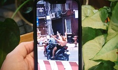 Xác minh clip cô gái thả tay chạy xe máy, nằm ngửa trên xe 