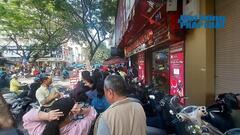  "Phố vàng " Hà Nội đông nghẹt trong ngày vàng vượt mức 115 triệu đồng/lượng, người dân gom từng chỉ