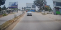 Clip: Camera ghi lại khoảnh khắc ô tô lộn nhào nhiều vòng giữa đường