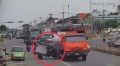 Tai nạn ở Bình Dương, xe ba gác lật ngửa sau va chạm xe bồn, tài xế bị cán tử vong: Camera tiết lộ nguyên nhân