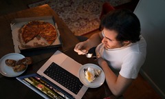 Thói quen nhiều bạn trẻ hay mắc phải khiến gan tổn thương