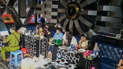 Tin pháp luật nổi bật 24h qua: Bắt quả tang 11 nam, 10 nữ  "làm chuyện mờ ám " trong quán karaoke ở Vĩnh Long