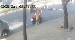 Clip: Người phụ nữ đi xe máy gặp tai nạn bất ngờ do quả bóng bé trai làm rơi