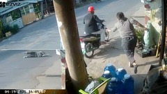 Clip thanh niên mua 2 thùng bia rồi phóng xe bỏ chạy, kéo ngã chủ tiệm