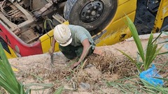 Vụ xe chở học sinh bị lật: Người thân vạch từng bụi cỏ tìm ngón tay cho nữ sinh