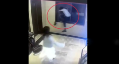 Clip: Cãi nhau với người yêu, nam thanh niên liều lĩnh lao qua cửa sổ khách sạn và cái kết