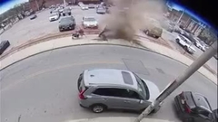 Clip: Hố ga phát nổ kinh hoàng, người phụ nữ và 2 trẻ em thoát nạn thần kỳ