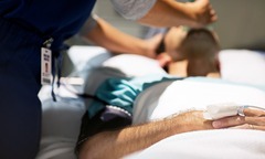 Định mệnh nghiệt ngã từ sai sót y khoa Đông-Tây: Nhân viên y tế  "bận " cãi nhau với cảnh sát, bệnh nhân trụy tim tử vong