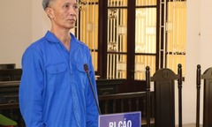 Ông ngoại ném cháu 2 tuổi quấy khóc xuống ao bị tuyên án 10 năm tù
