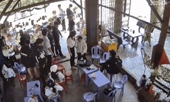 Vụ nữ sinh túm tóc, đánh bạn ngã ngửa ở quán ăn: Chỉ dừng lại khi học sinh nam can ngăn