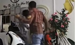 Xôn xao clip vợ ôm con nhỏ bị chồng đánh dã man ở Long An: Đã xác định danh tính người đàn ông