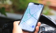 Năm 2025, vừa lái xe vừa xem Google Maps có bị phạt