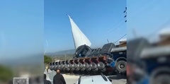 Clip: Cánh quạt điện gió đổ sập, biến xe tải thành  "đống đổ nát "