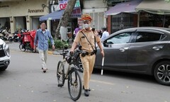 Uống bia rồi đạp xe ra đường, người đàn ông ở Hà Nội bất ngờ khi bị xử phạt