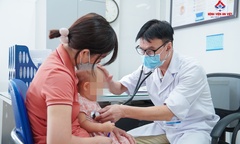 Sởi chưa hạ nhiệt, bác sĩ nhấn mạnh việc phụ huynh phải làm thời điểm này
