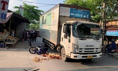 Tin tức tai nạn giao thông mới nhất ngày 2/5: Va chạm với xe tải, 1 người chết