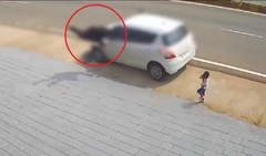 Clip: Đang dắt tay đứa trẻ trên phố, người phụ nữ bị ô tô hất văng