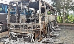 Xe khách bất ngờ bốc cháy trong sân nhà hàng, khách hốt hoảng tháo chạy