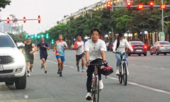 Chạy bộ dưới lòng đường có bị xử phạt không?