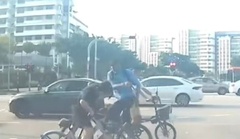 Clip: Chỉ vì va chạm nhẹ, bé trai bị người đàn ông tát tới tấp giữa phố