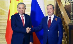 Tổng Bí thư Tô Lâm hội kiến Chủ tịch Đảng Nước Nga Thống nhất Dmitry Medvedev