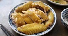 Vì sao gà luộc để lâu có  "mùi cũ hâm lại "?