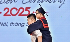 Nam sinh  "10 năm cõng bạn đến trường " vượt gần 100km cõng bạn lên nhận bằng tốt nghiệp đại học