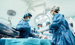 Định mệnh nghiệt ngã từ sai sót y khoa Đông-Tây: Bệnh nhân  "đẻ " ra găng tay và băng gạc do sai lầm  "khó đỡ " của bác sĩ