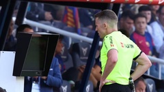 Trọng tài trận  "siêu kinh điển " giữa Barcelona và Real Madrid gây tranh cãi