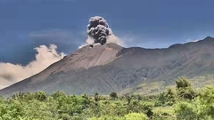 Cận cảnh núi lửa ở Philippines phun trào, nhả cột khói cao 4.500 m