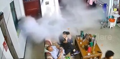 Clip: Bồn nước áp suất trong nhà bất ngờ phát nổ, nhiều người hoảng sợ