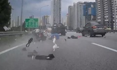 Clip: Ôtô tông văng cặp vợ chồng đi xe máy rồi tăng ga bỏ chạy