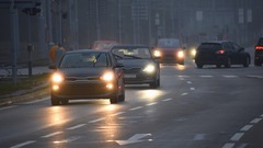 Xe ô tô bắt buộc phải bật đèn xe trong khung giờ nào