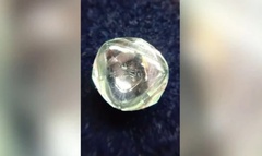 Tưởng viên đá bỏ đi, người thợ mỏ  "sốc " nặng khi biết thứ mình nhặt là  "kho báu "