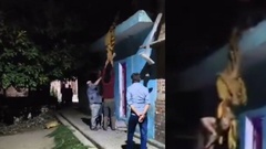 Clip: Người vợ gào thét cầu cứu khi bị chồng treo ngược trên mái nhà
