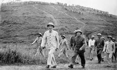 Bác vẫn cùng chúng cháu hành quân