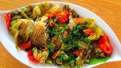 Có nên rán cá khi om dưa