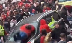 Hiện trường kinh hoàng vụ "xe điên " lao vào đám đông CĐV Liverpool, 47 người bị thương