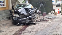 Hiện trường vụ ô tô gây tai nạn liên hoàn, leo vỉa hè đâm vào cây xanh ở Quảng Ngãi
