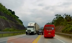 Clip: Rùng mình cảnh nữ tài xế vượt ẩu, suýt gây tai nạn trên cao tốc Nội Bài - Lào Cai