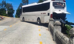 Clip:  "Đứng tim " khoảnh khắc xe khách bất ngờ tụt dốc không phanh trên chùa Linh Ứng