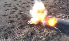 Clip: Ukraine xuất kích  "huyền thoại " Su-27 nã tên lửa phá tung tổ hợp phòng không Nga