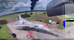 Ukraine công bố video ghi lại cảnh dàn UAV tấn công loạt căn cứ không quân trên lãnh thổ Nga