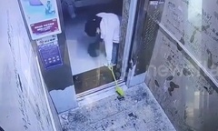 Clip: Mẹ dùng xẻng đồ chơi chặn cửa, con mắc kẹt trong thang máy