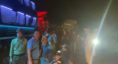 Clip: 3 xe khách chở hơn 100 người tông nhau liên hoàn, nhiều mảnh kính rơi vãi, cabin và đuôi xe bẹp dúm