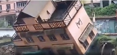 Clip: Kinh hãi cảnh tòa nhà đổ sập do mưa lớn ở Trung Quốc