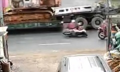 Ngã vào xe container, 2 cô gái trẻ tử vong thương tâm: Trích xuất camera, phát hiện chi tiết quan trọng